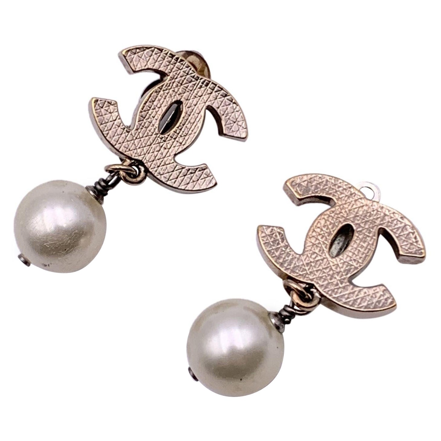 Chanel Silber Metall CC Logo Perle Tropfen-Ohrclips auf Ohrringe
