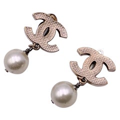 Boucles d'oreilles Chanel en métal Silver CC Logo Pearl Drop Clip On