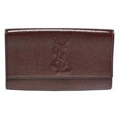 Pochette Belle De Jour in pelle verniciata bordeaux di Yves Saint Laurent