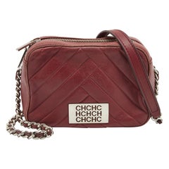 CH Carolina Herrera Bolsa de piel burdeos Chevron Logotipo Cámara Crossbody