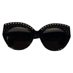Gafas de sol de plástico negro con tachuelas