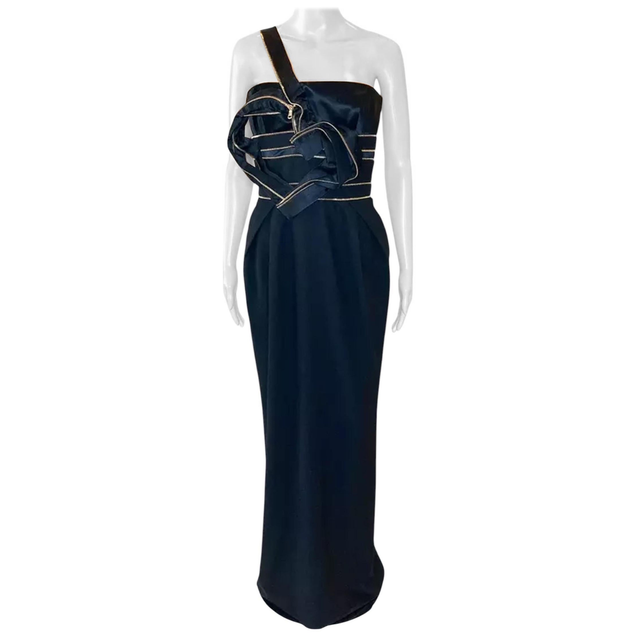 2009 Vintage Versace Abito lungo monospalla in seta nera con cuore 42 - 6