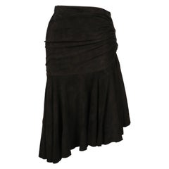 1983 AZZEDINE ALAIA Jupe en daim noir avec ruchés
