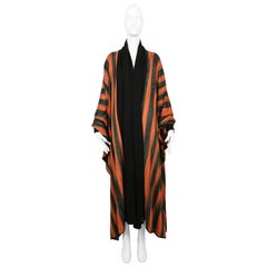 1976 Issey Miyake ha documentato il cappotto a vestaglia a strisce tinto in massa.