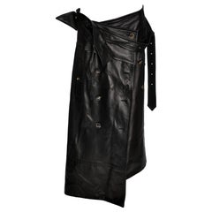 John Galliano Schwarzer Leder-Wickelrock im Trenchcoat-Stil mit Gürtel und Schlitz, Herbst/Winter 1999