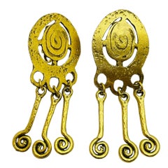 Vintage Goldtöne Designer-Ohrclips an Ohrringen