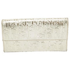 Dior Portefeuille continental Oblique en cuir verni embossé or