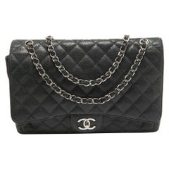 Chanel Schwarze Maxi Classic Double Flap Tasche aus gestepptem Leder in Kaviar