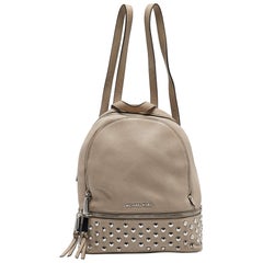 Michael Kors Rhea Rucksack aus beigem Leder mit Nieten