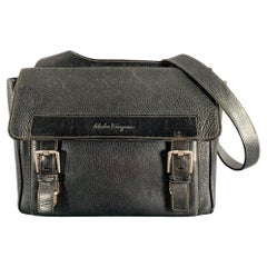 SALVATORE FERRAGAMO Schwarzes Pebble Grain Leder mit doppelter Schnalle Messenger Bag