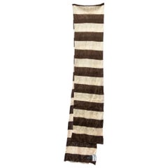 Stola in maglia a righe marrone e beige di Giorgio Armani