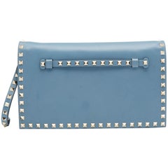Pochette Rockstud in pelle blu cielo di Valentino