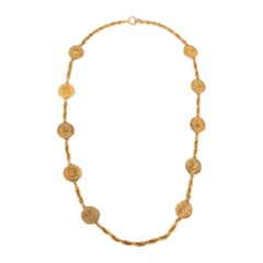 Chanel Lange goldene Metallhalskette aus Metall mit Medaillons