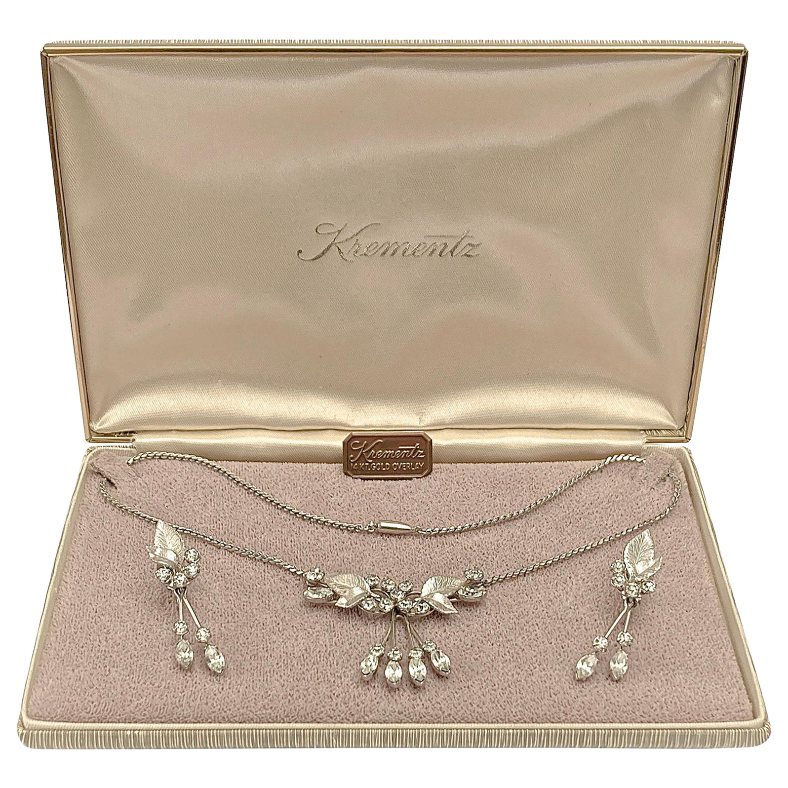 Conjunto de collar y pendientes de diamantes de imitación con diseño de hojas superpuestas de oro blanco de 14 quilates Krementz en venta