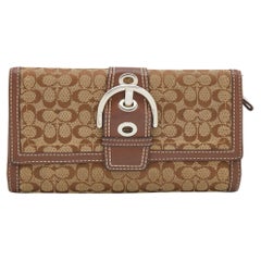 Coach Beige/Brown Signature Canvas and Leather Buckle Detail Continental Wallet (Portefeuille continental en toile et cuir avec boucle)