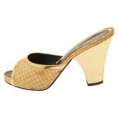 Fendi Offene Zehensandalen aus goldenem Leder und bedrucktem Stoff Größe 36