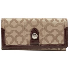 Coach Beige/Brown Signature Canvas and Patent Leather Flap Continental Wallet (Portefeuille continental à rabat en toile et cuir verni)