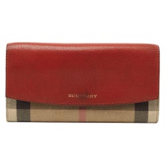 Cartera continental con solapa de piel y lona de cuadros de la casa Burberry marrón ladrillo/beige