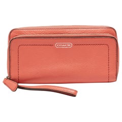 Portefeuille zippé en cuir corail de Coach
