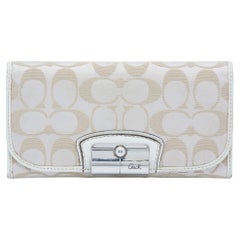 Coach Portefeuille continental signature en toile beige/blanc et rabat en cuir