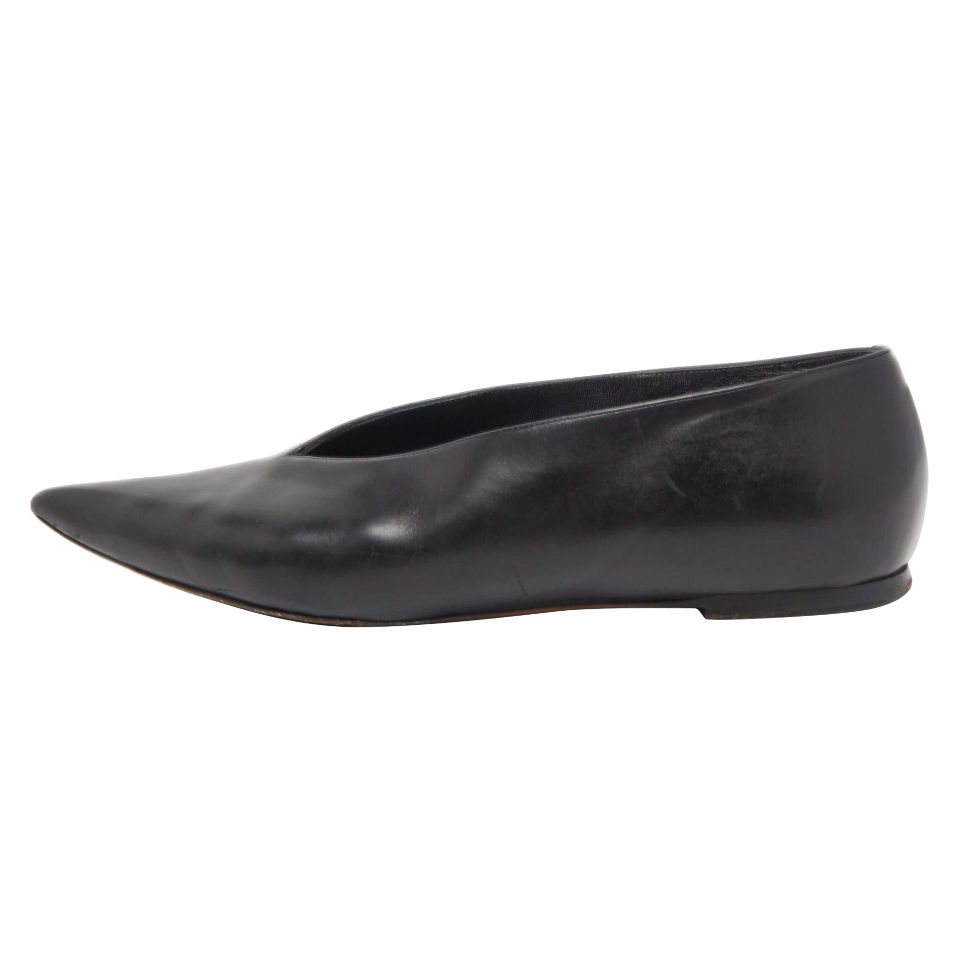 Ballerines à col en V en cuir noir Celine Taille 35.5 en vente