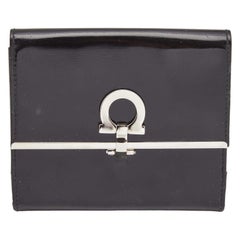 Salvatore Ferragamo Cartera de tres pliegues Gancini de charol negro