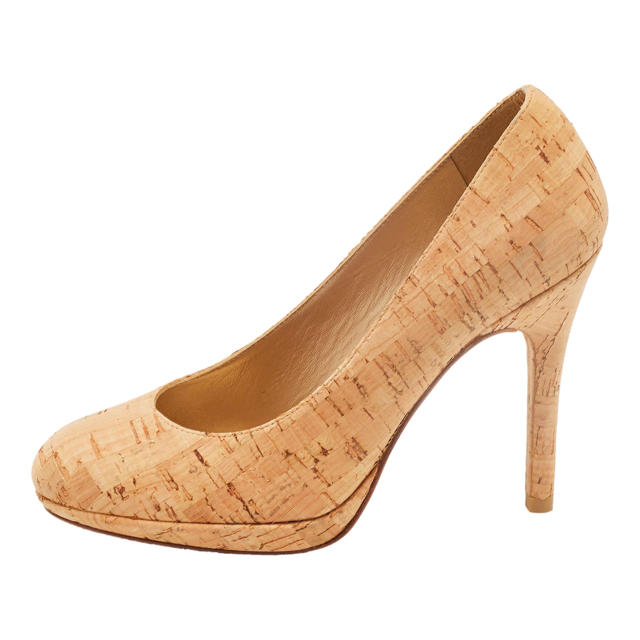 Stuart Weitzman escarpins à bout rond en liège beige, taille 35,5 en vente