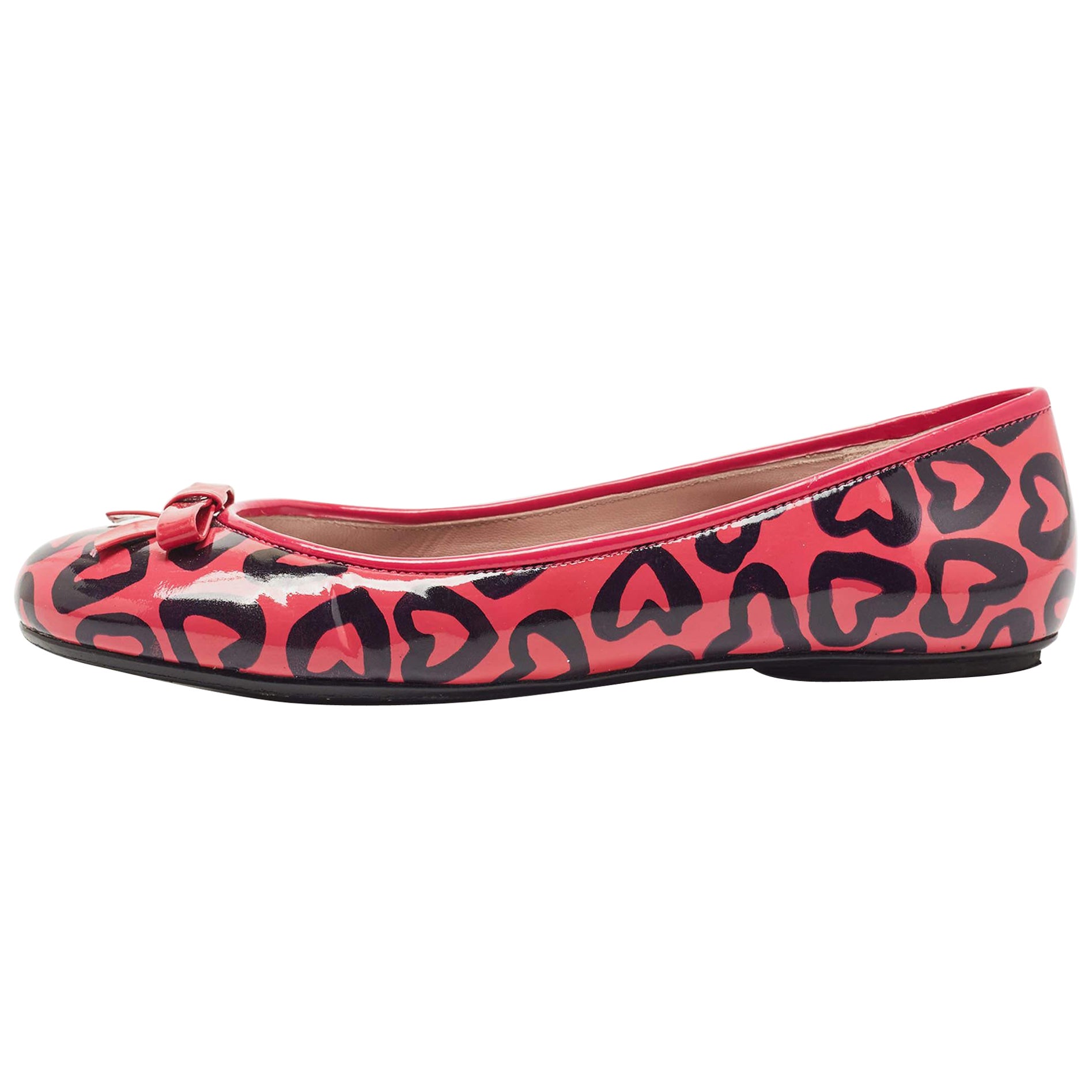 Marc by Marc Jacobs Pink/Black Heart Patent Leather Bow Ballet Flats Size 36 For Sale