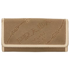 Cartera continental con solapa de piel y lona con logotipo jacquard beige de Prada