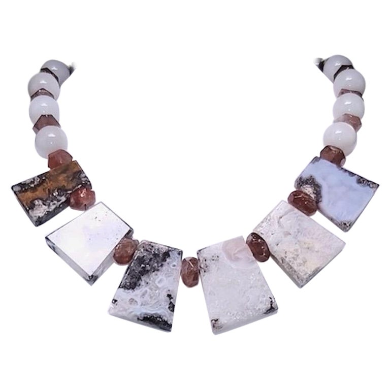 Collana unica di agata, pietra di luna e pietra solare

Questa splendida collana, unica nel suo genere, presenta un'affascinante disposizione di piastre di agata annodate a mano, ognuna con i propri motivi distintivi e la propria bellezza naturale.