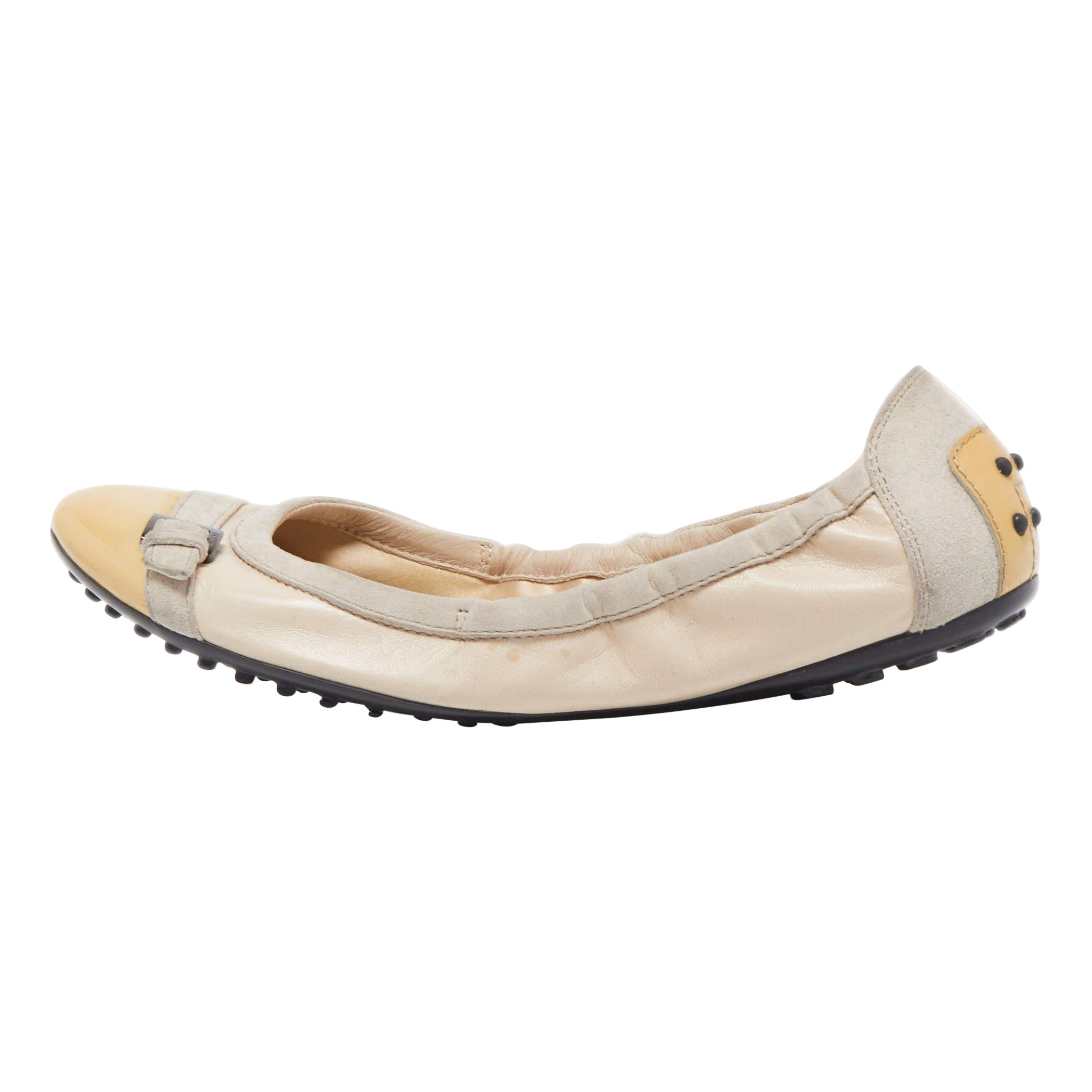 Tod's Beige/Yellow Patent Leather & Suede Cap Toe Scrunch Ballet Flats Size 38.5 For Sale