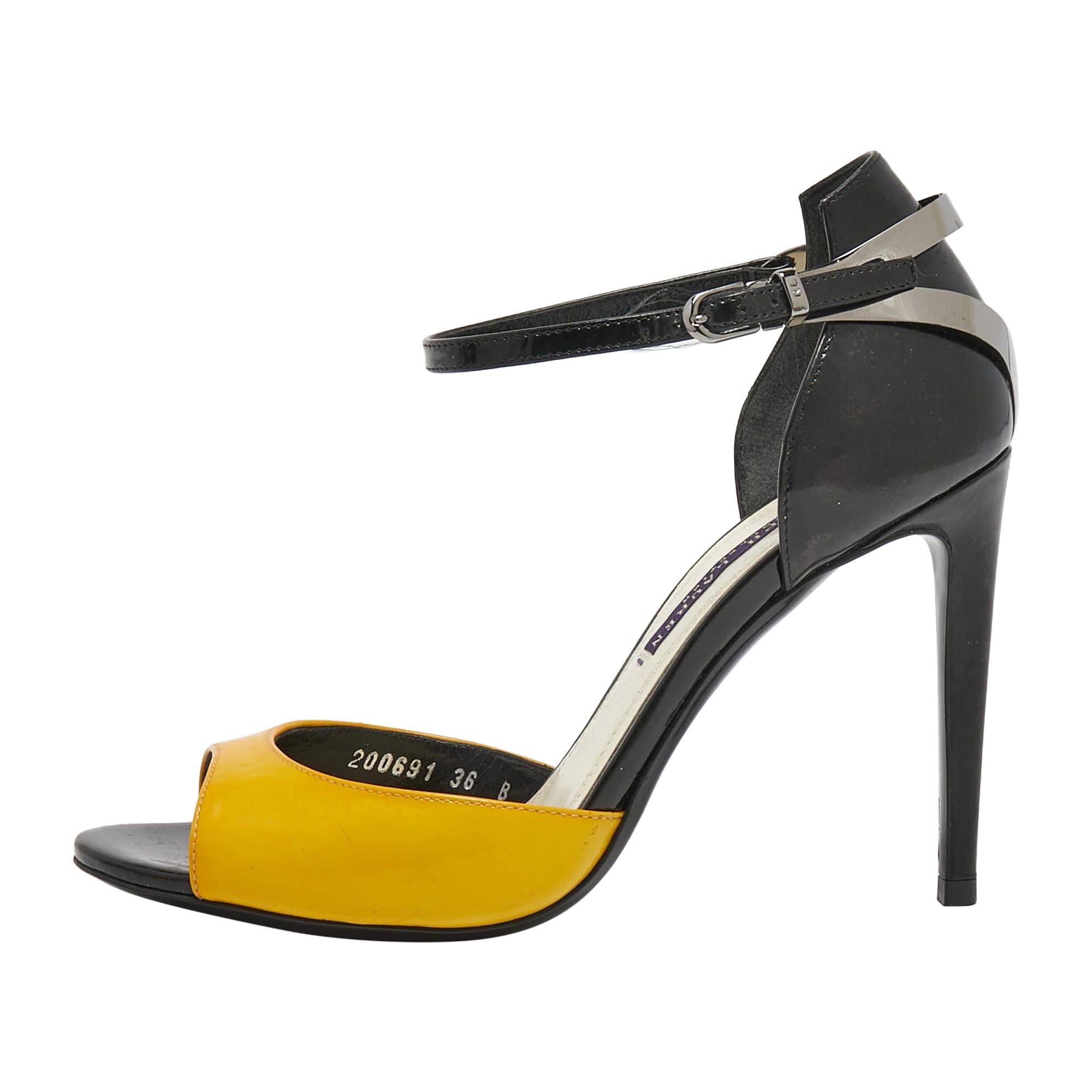 Sandalias con correa en el tobillo de charol negro/amarillo Ralph Lauren Collection talla 36