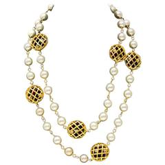 1980s Chanel Pearl Necklace with Poured Glass Beads 6