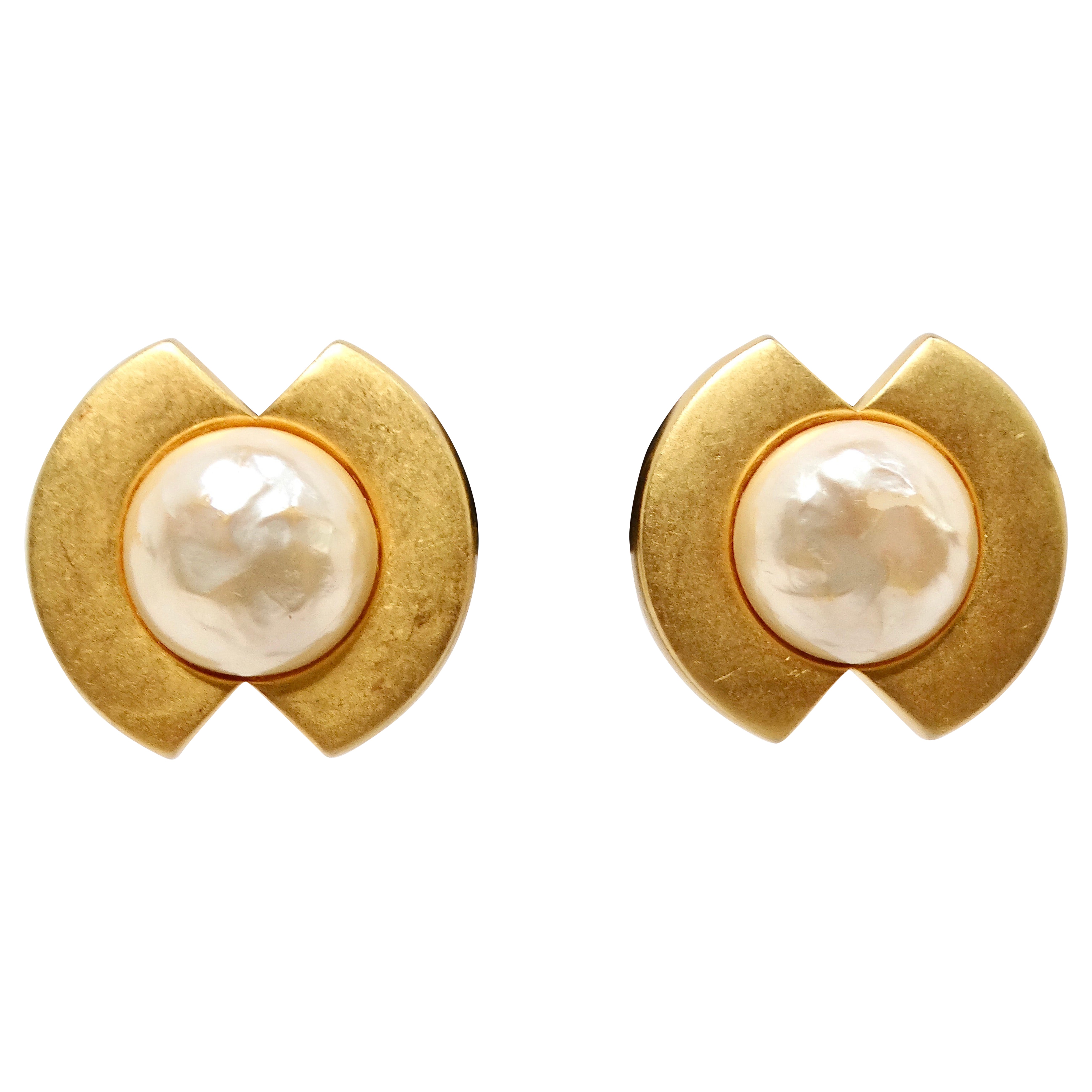 Pendientes de clip Karl Lagerfeld Vintage Gold-Tone Geometric Costume Pearl