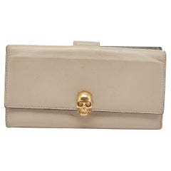 Cartera continental de calavera de piel gris de Alexander McQueen
