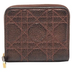 Dior Portefeuille compact Caro en cuir cannage bordeaux métallisé
