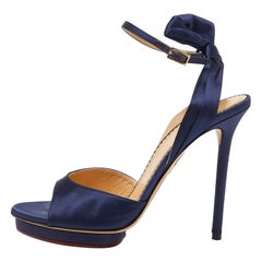 Charlotte Olympia Blaue Satin Wallace Sandalen mit Knöchelriemen Größe 41