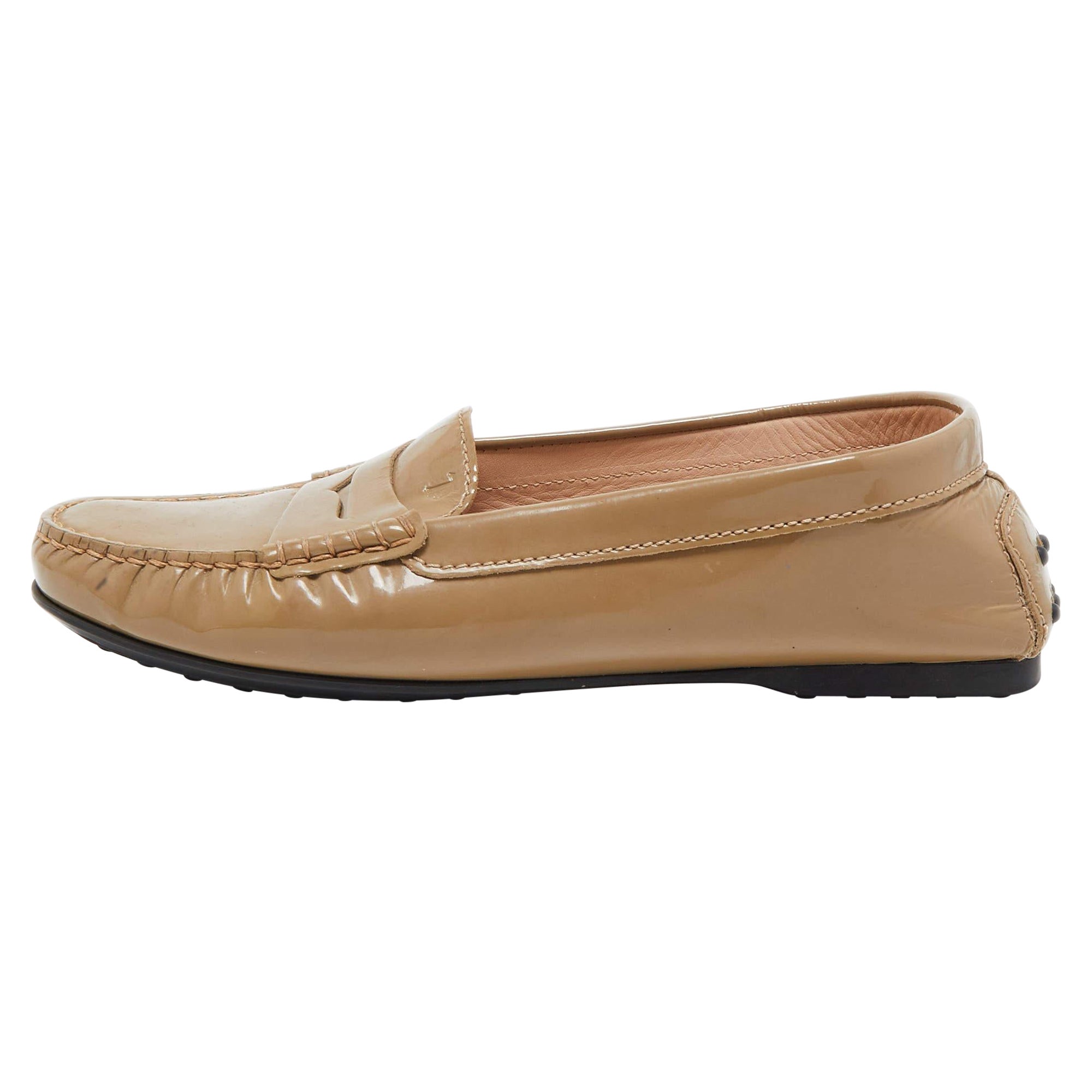 Mocassini Tod's in pelle verniciata beige misura 37,5 in vendita