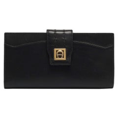 Portafoglio continentale con logo in pelle nera Aigner