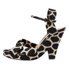 Moschino Sandali con cinturino alla caviglia in tela stampata bianca/nera taglia 38