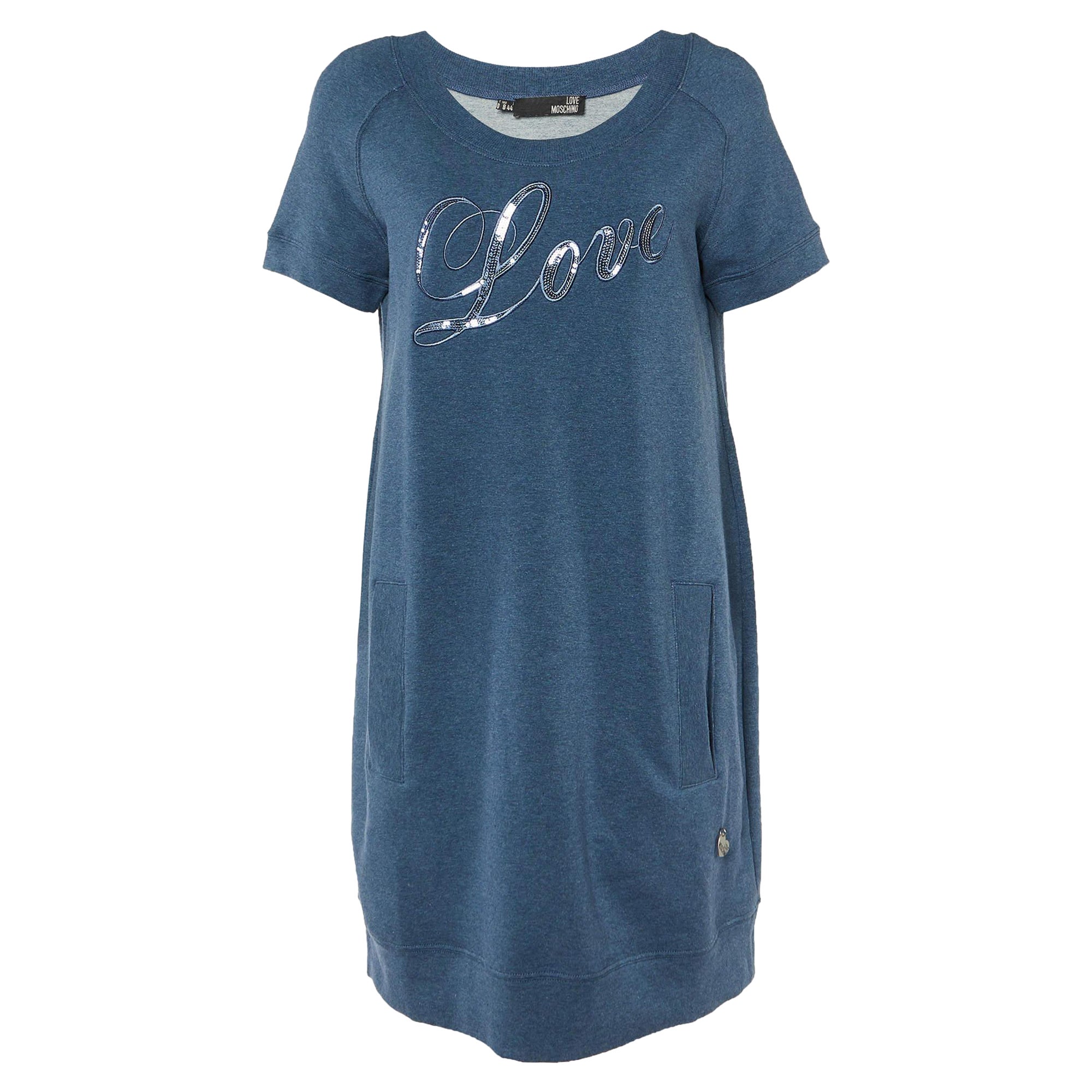 Love Moschino Blaues Baumwollstrick-Pullover-Minikleid mit Pailletten-Logo bestickt, M im Angebot