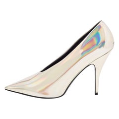 Stella McCartney Faux Lackleder V Ausschnitt spitz zulaufende Pumps mit spitzer Zehe Größe 40,5