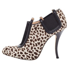 Manolo Blahnik Botines de piel y pelo de becerro con estampado animal tricolor Talla 37.5