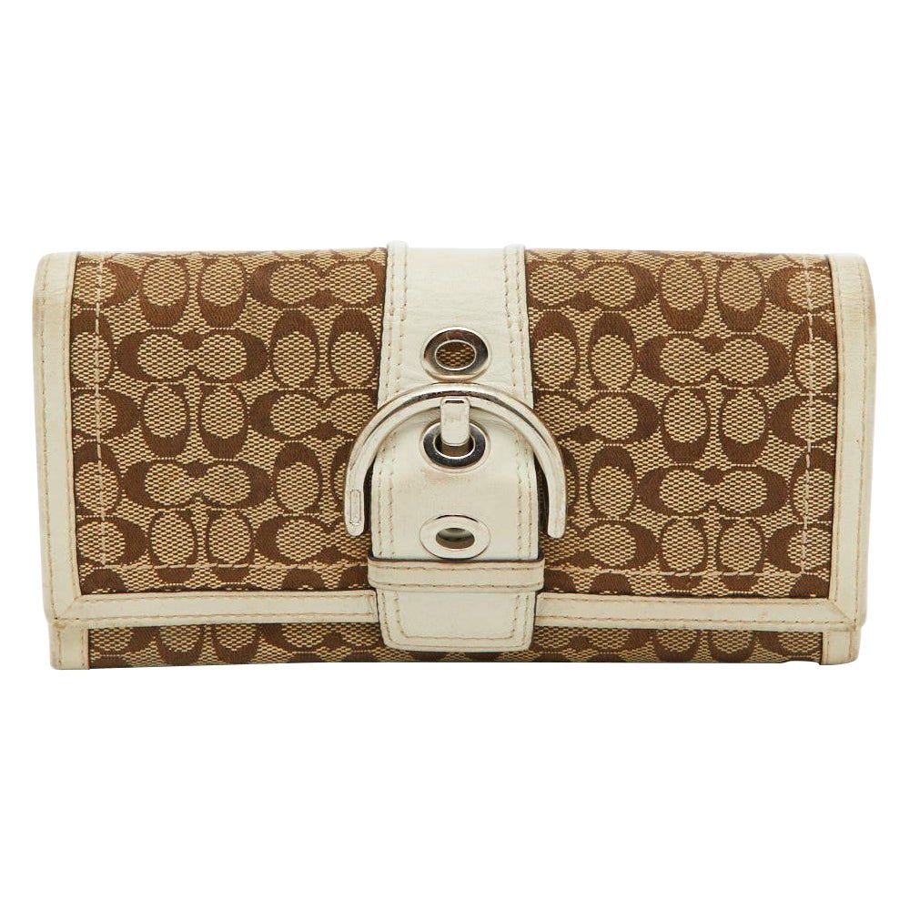 Cartera continental Coach Beige/Blanca con detalle de hebilla en lona y piel Signature
