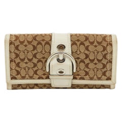 Coach Portefeuille continental signature en toile beige/blanc et boucle en cuir