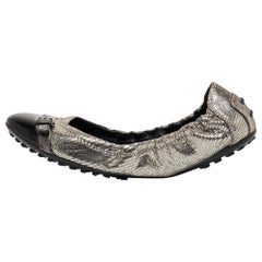 Tod's Sliver Texturierte Ballettschuhe aus Wildleder & Leder mit Schnalle Detail Scrunch Größe 37