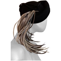 Cappello Caspar Davis anni '40 con bordo paracolpi in feltro nero e piume Coq a cascata sul lato