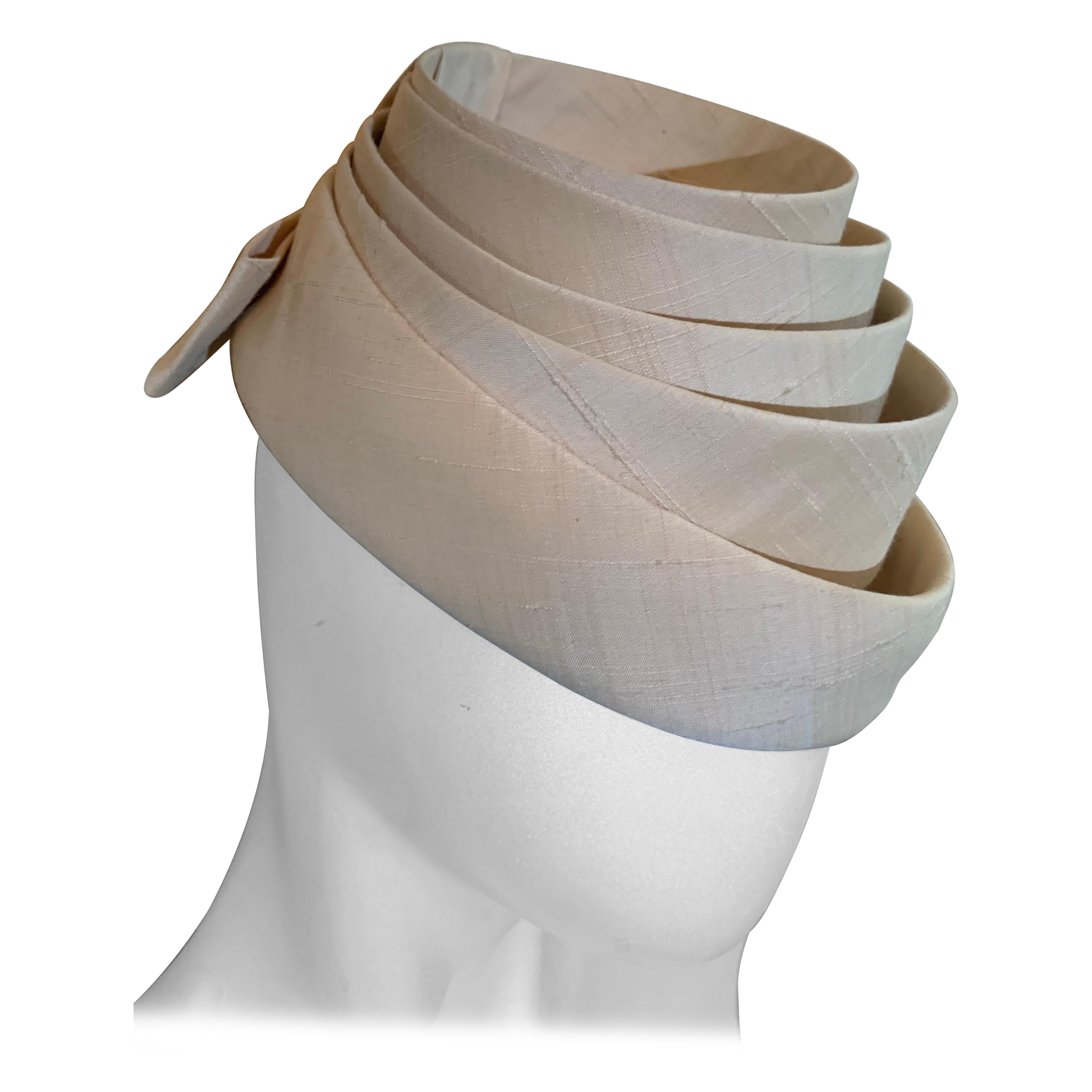 Cappello modernista in seta ecru degli anni '60 con anelli graduati di seta strutturata e fiocco posteriore in vendita