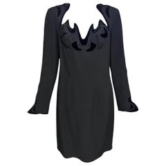 Abito anni '90 di Thierry Mugler con bordi in velluto nero