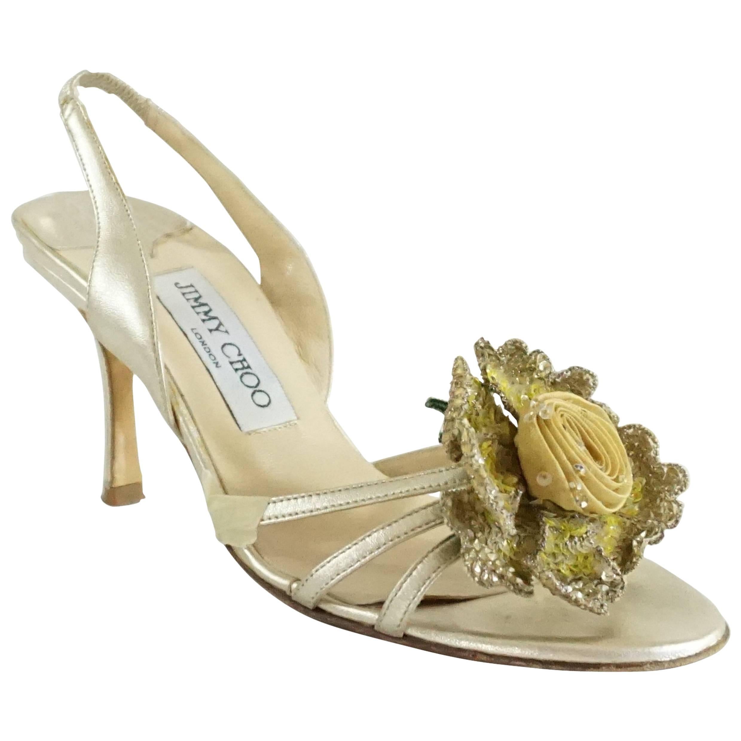 Jimmy Choo Goldfarbene Ledersandalen mit Rosenfront - 36